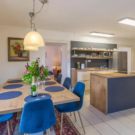 Apartman Lovely In With Kitchen