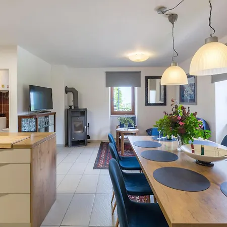 Lovely In With Kitchen * Ladrovici