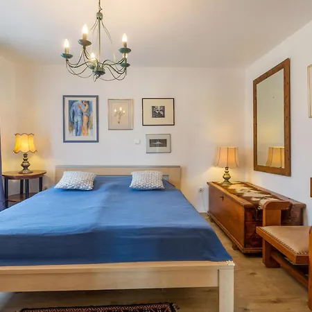 Apartman Lovely In With Kitchen