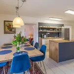 Apartman Lovely In With Kitchen