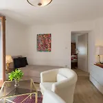Apartman Lovely In With Kitchen