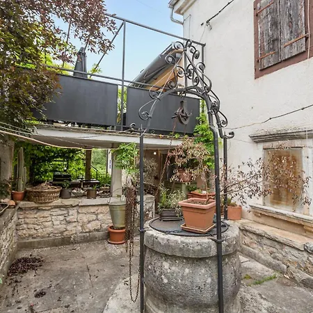 Lovely In Porec With Kitchen Apartman