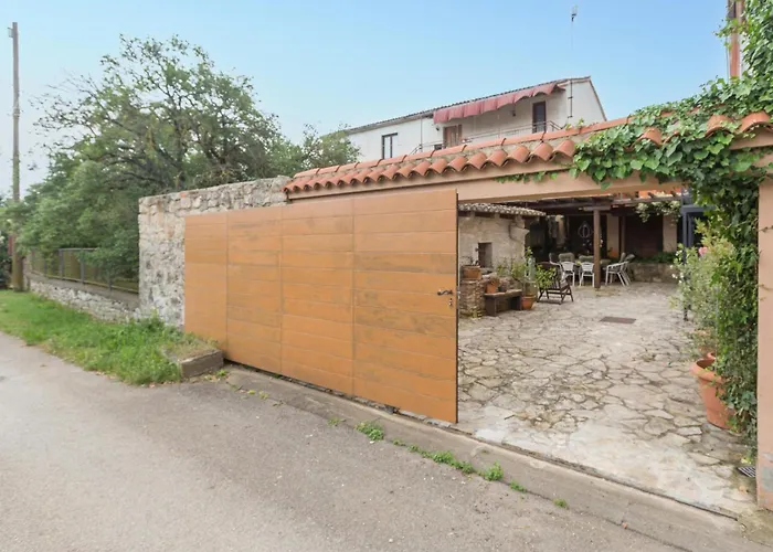 Lovely In Porec With Kitchen Apartman